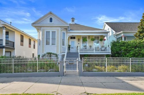 810 Winnie St, Galveston TX 77550-5133 exterior