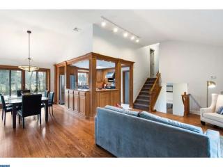 70 Shady Grove Cir, Gardenville, PA
