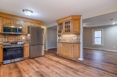 55 Pine River Rd, North Haven CT  06473-3312 exterior