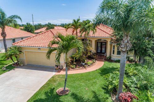 5902 Pine Ridge Cir, Vero Beach, FL 32967-6066