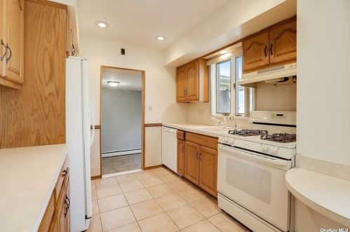 5 Bartel Pl, Huntington Station, NY 11746-4436