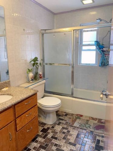 132-10 81st St, Jamaica, NY 11417-2912