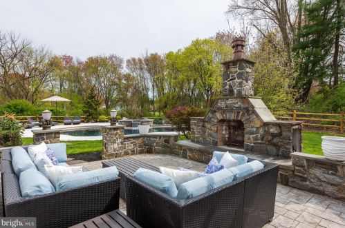 466 Black Swan Ln, Berwyn PA  19312-1908 exterior