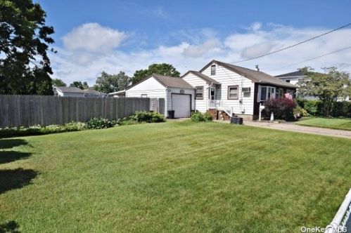 413 50th St, North Lindenhurst, NY 11757-1944
