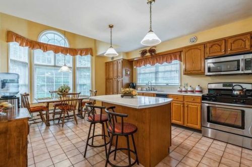 67 Highland Ct, Fishkill, NY 12524-3405