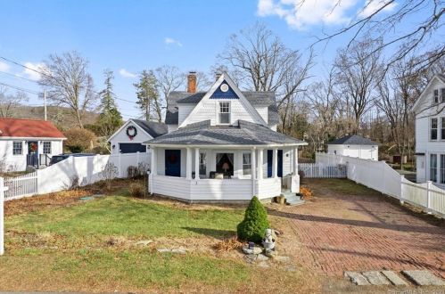 3 Riverside Pl, Gales Ferry CT  06335-1442 exterior