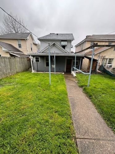 1922 Leishman Ave, New Kensington PA  15068-4245 exterior