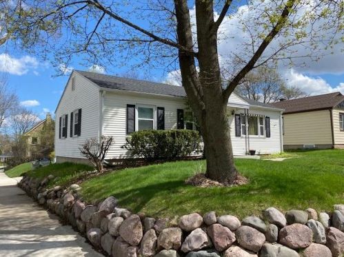 332 93rd St, Milwaukee, WI 53226-4403