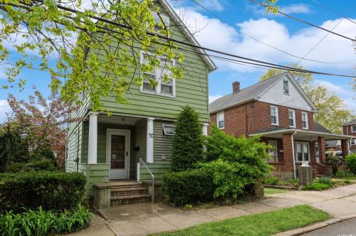 89 5th Ave, Westbury, NY 11590-4323