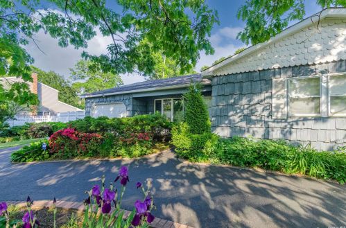 15 Ethan Ln, Hauppauge, NY 11779-2159