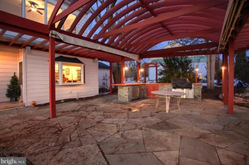 6411 Devonshire Hts Rd, Harrisburg PA 17111-4818 exterior