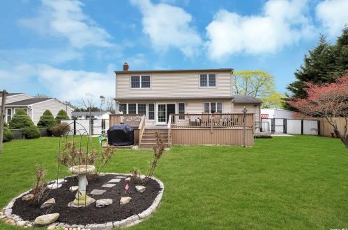 19 Riverdale Ave, Oakdale NY  11769-1544 exterior