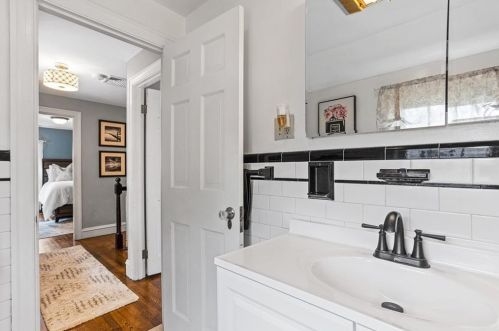 42 Pelham Pkwy, North Providence RI  02911-2915 exterior