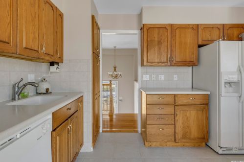 15 Purdy Ave, Elwood NY  11731-4501 exterior