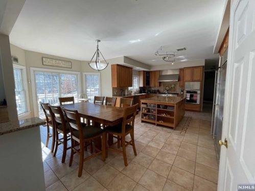 32 Crescent Dr, Skyline Lakes NJ  07456-1109 exterior