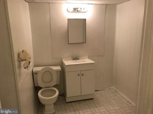 6501 Guyer Ave, Philadelphia PA 19153-2405 exterior