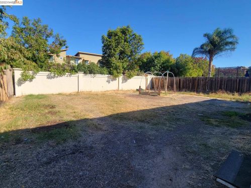 2103 Knox Ave, West Pittsburg CA  94565-4736 exterior