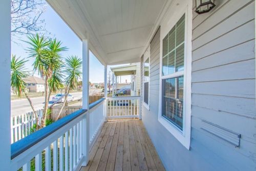 3319 Ball St, Galveston TX  77550-1232 exterior