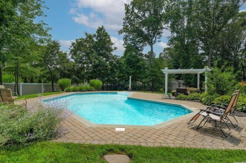 129 Crystal Brook Hollow Rd, Mount Sinai NY  11766-2102 exterior