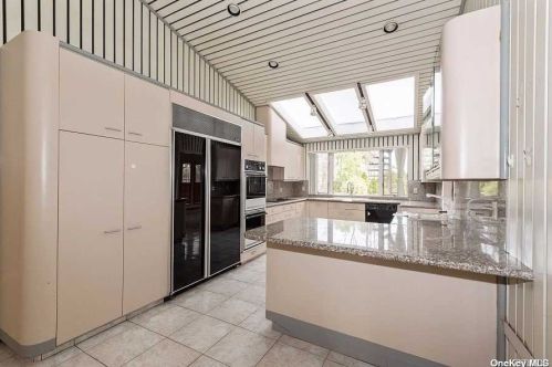 22 Saratoga Dr, Muttontown NY  11753-1449 exterior