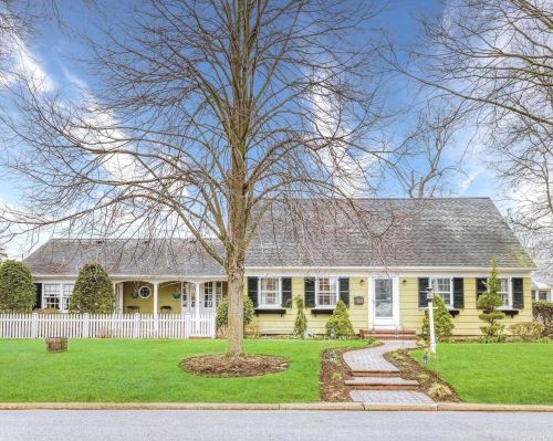 709 Clinton St, Westbury, NY 11590-2403