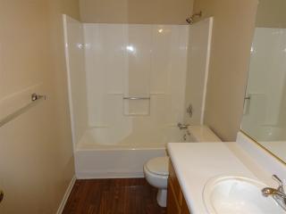 6804 Hammond Way, Bakersfield CA  93307-5690 exterior