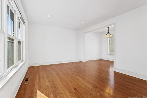 1 Dolsen Pl, Stamford CT  06901-1106 exterior