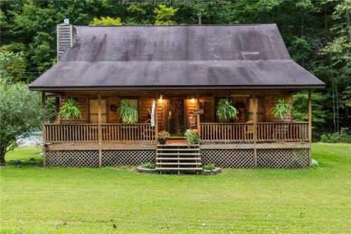 392 Sycamore Rd, Griffithsville, WV 25521-9742
