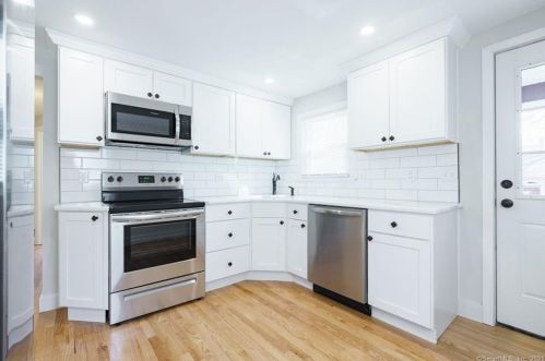 49 Hyde St, Manchester, CT 06040-2638