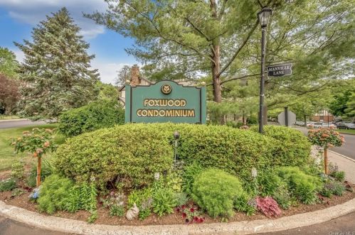 64 Foxwood Dr, Pleasantville NY  10570-1126 exterior
