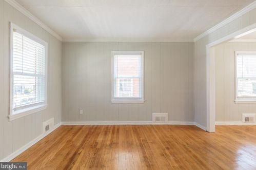 647 Emerson St, Washington, DC 20017-2352
