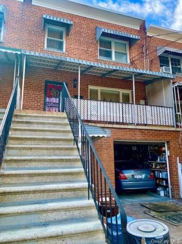870 223rd St, Bronx, NY 10466-4402