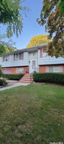 20 Long Beach Dr, Scotts Beach, NY 11789-1834