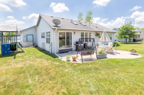 1104 Garfield Ln, Hartford, WI 53027-9293
