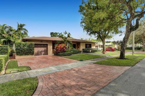 14021 Cypress Ct, Hialeah, FL 33014-2952