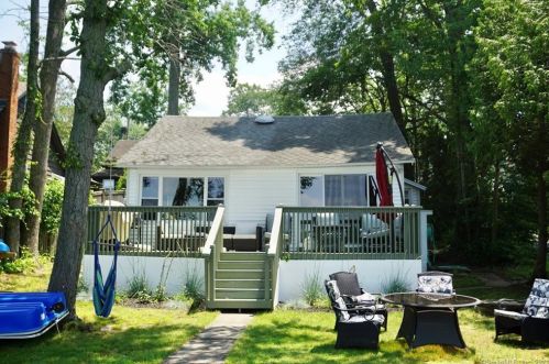 13 Hawthorne Rd, East Hampton, CT 06424-1527