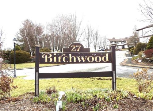 27 Crows Nest Ln, Danbury CT  06810-7056 exterior