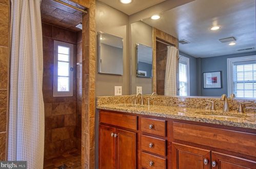 102 Cornwall St, Leesburg VA 20176-2804 exterior