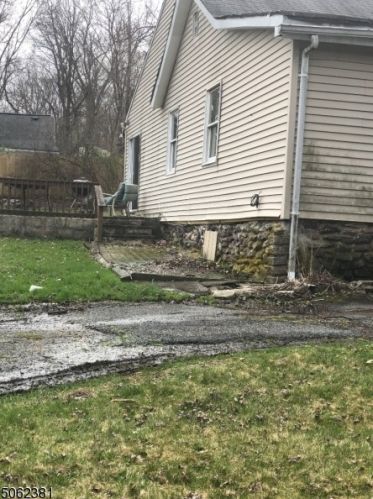 16 2nd Ave, West Milford Lakes, NJ 07480-3312