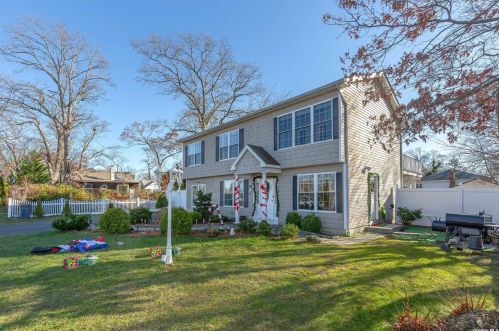 98 Cortelyou St, Islip Manor, NY 11751-2524