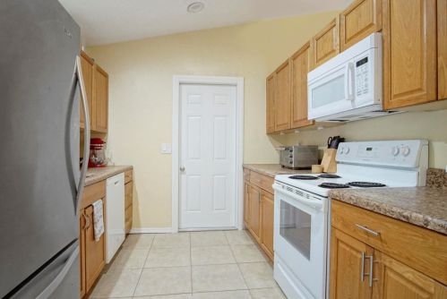 573 Fairview Ave, Fort Pierce FL  34983-2968 exterior