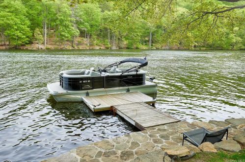 457 Lake Rd, Tuxedo Park NY  10987-4108 exterior