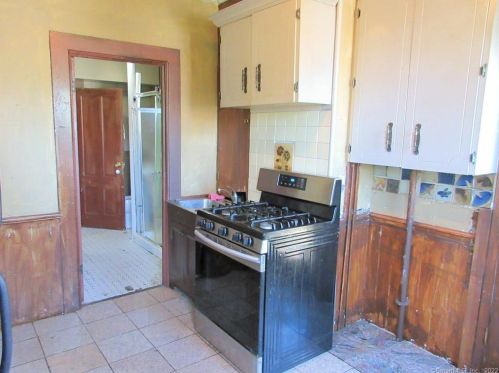 13 Manwaring St, United States Coast Guard Ac CT  06320-5619 exterior