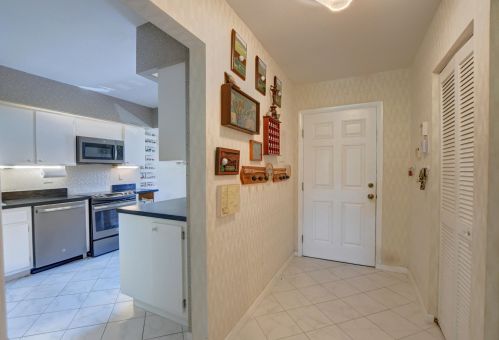 8 Westgate Ln, Boynton Beach, FL 33436-6360