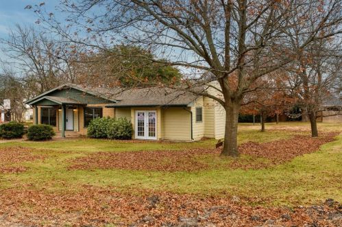 200 Parker St, Italy, TX 76651-3641