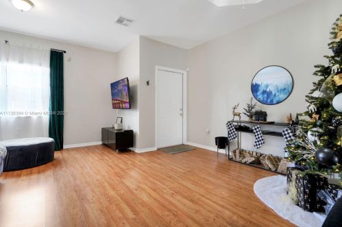 16617 73rd Ave, Hialeah, FL 33014-7108