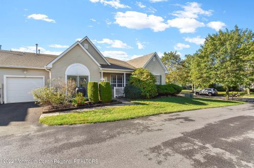 27 Foxwood Rd, Lakewood, NJ 08701-5729