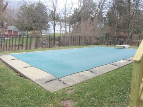 7 Meadowview Dr, Poughkeepsie NY 12603-5505 exterior