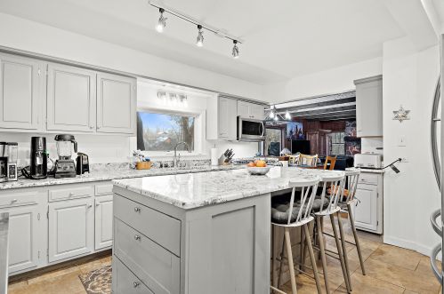 10808 Cedarburg Rd, Thiensville, WI 53092-4302