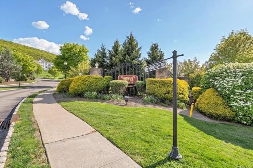 804 Saratoga Ln, Fishkill NY 12524-4946 exterior